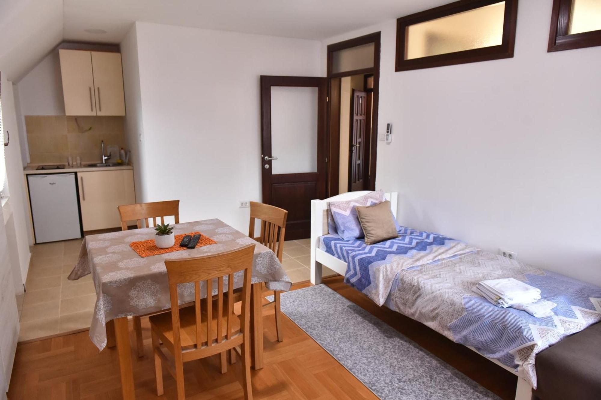 Apartments Ravno Plužine Rom bilde
