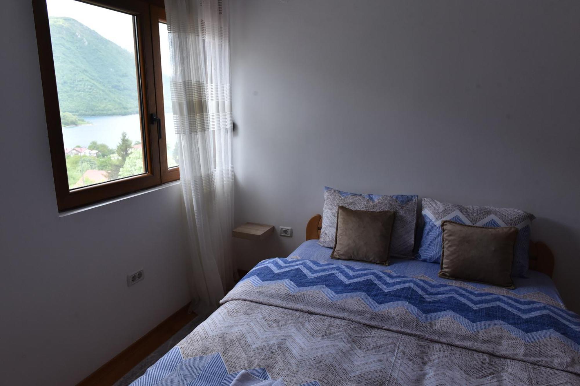 Apartments Ravno Plužine Rom bilde
