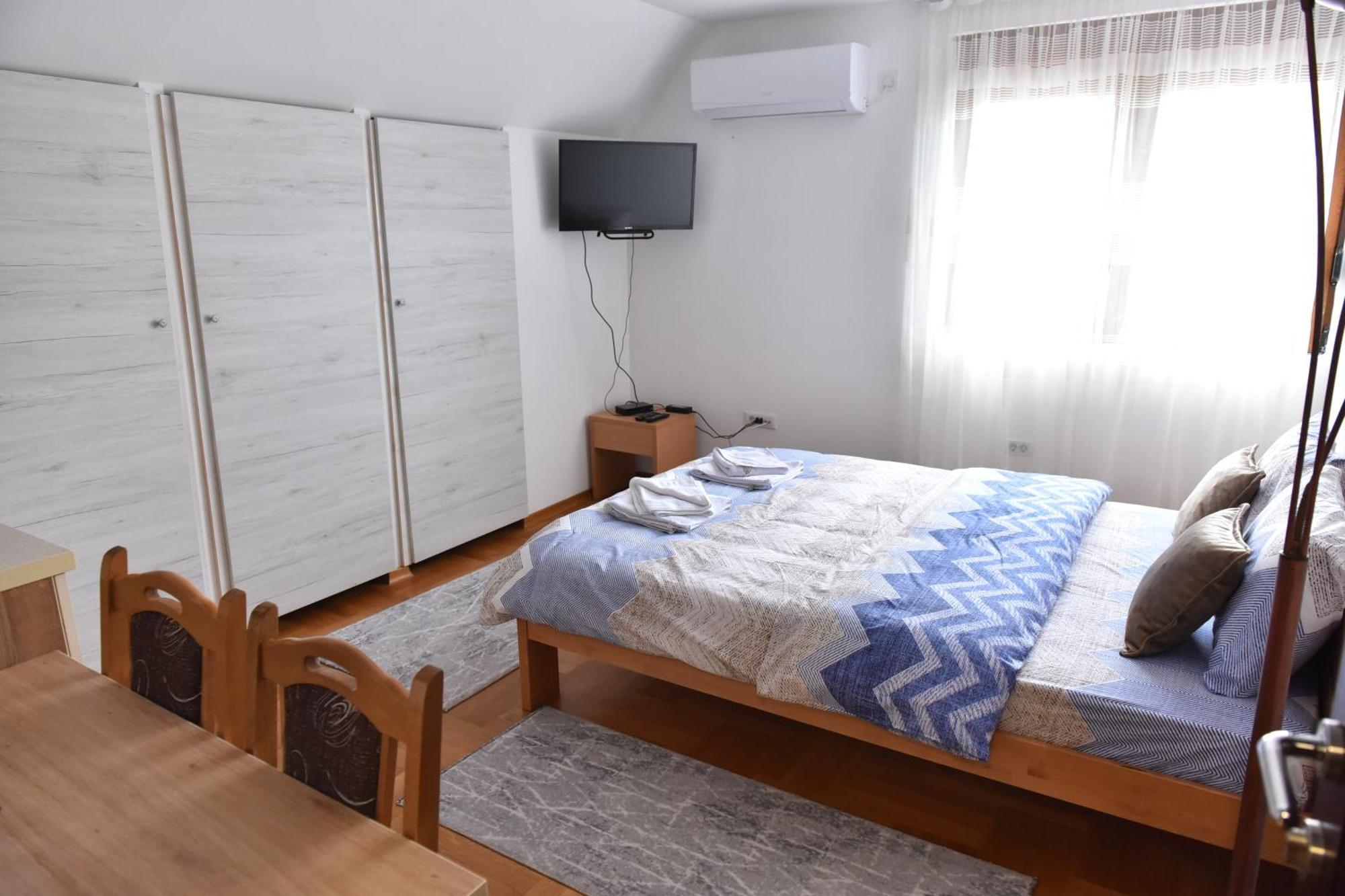 Apartments Ravno Plužine Rom bilde
