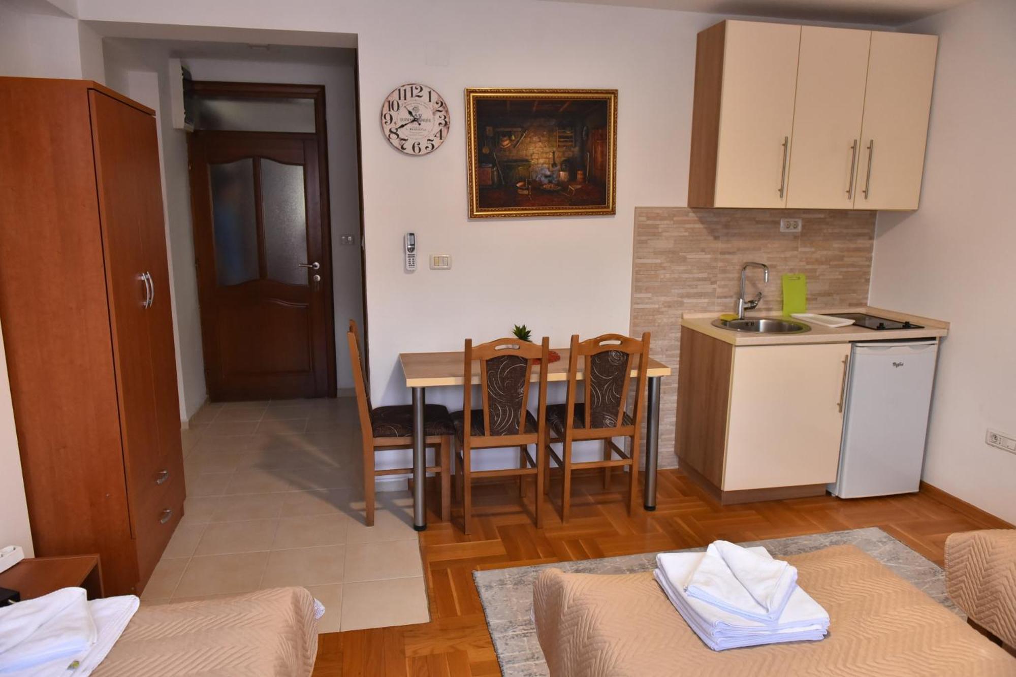 Apartments Ravno Plužine Rom bilde