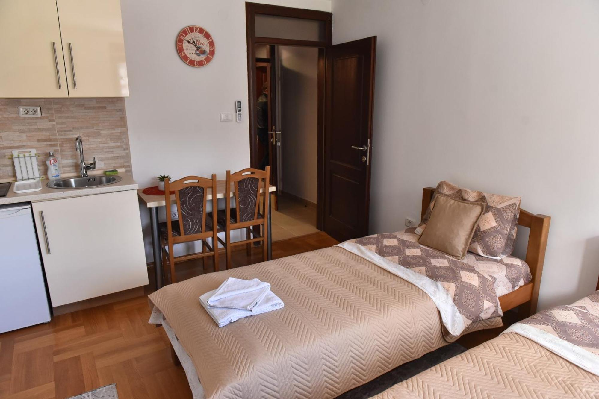 Apartments Ravno Plužine Rom bilde