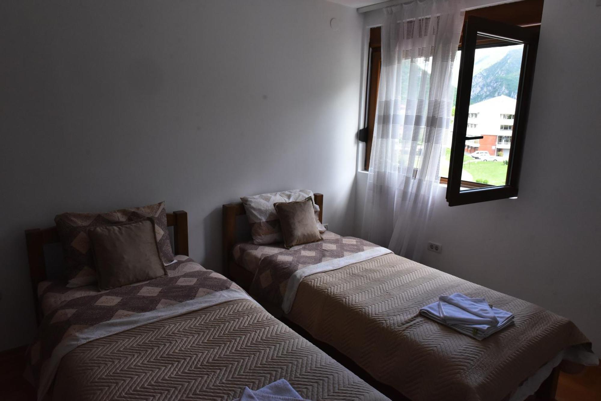 Apartments Ravno Plužine Rom bilde