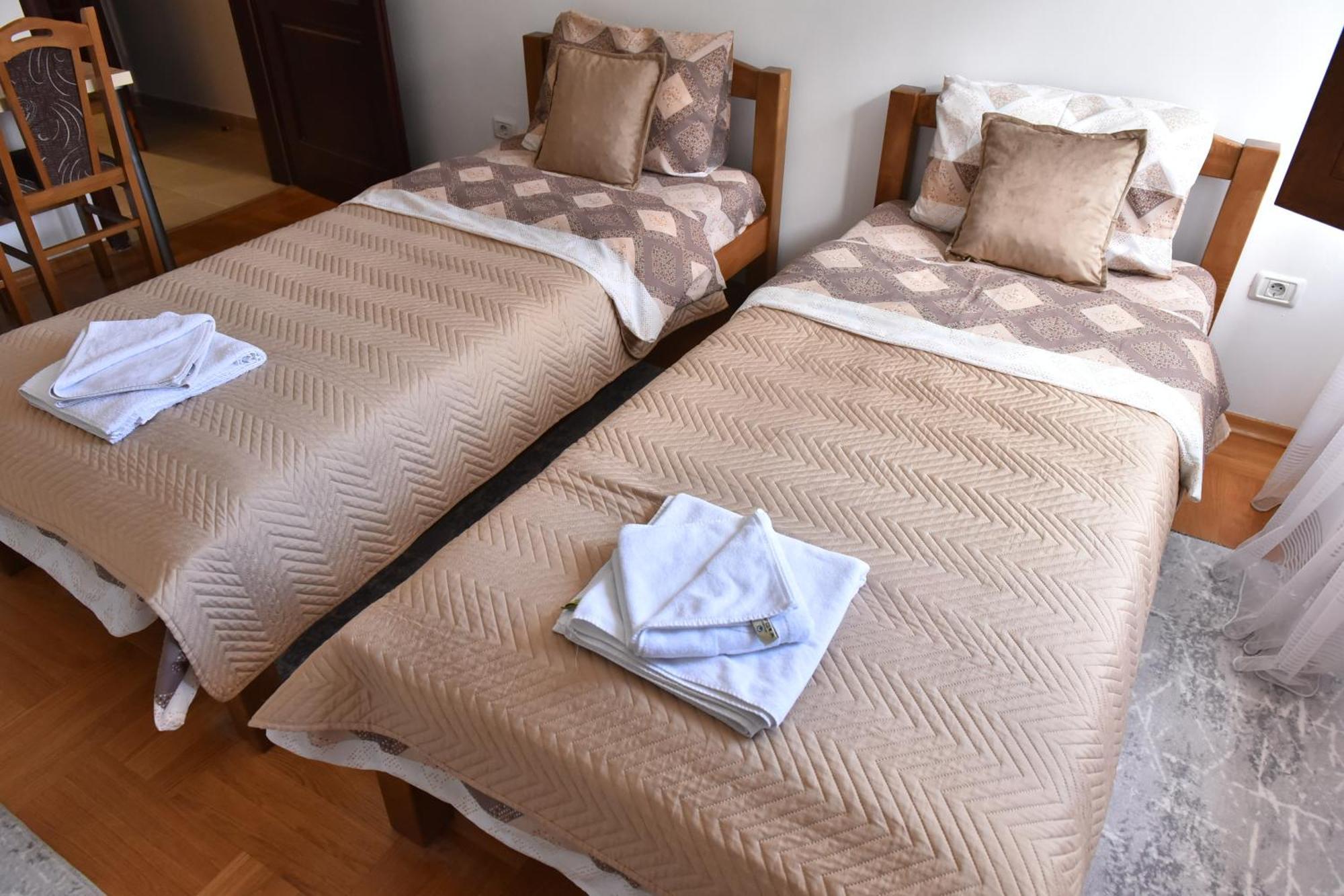 Apartments Ravno Plužine Rom bilde